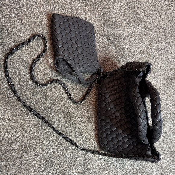 Elegant Gray Woven Handbag - Picture 3 of 6